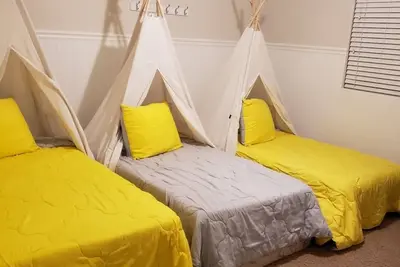 Image de Cheerful Yellow 2-Bedroom Residential Home