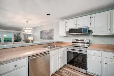 Image de \"Isle Be Unwinding\" - gorgeous, spacious, and easy walk to the beach! Sleeps 8!