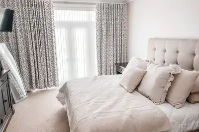 Image de Beautiful luxury family condo on the lake! Mins from Downtown!
