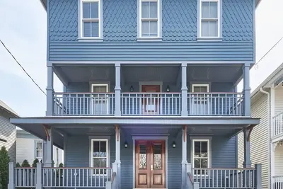 Image de Historic Shore Home w/ Modern Coastal Interiors. 5 min walk to beach!