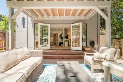 Image de Bay Area Getaway -The Best in Downtown Mill Valley - Stylish Home w/Yard FirePit