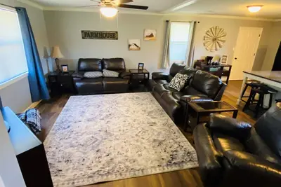 Image de Farmhouse with easy access to state parks, lake, golf course