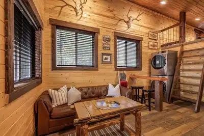 Image de Super Cute Rustic & Clean Home 40 minutes to Ynp