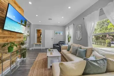 Exclusive! Clean 3bd/2ba home in safe area close to everything!