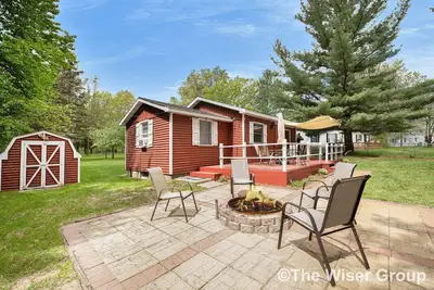 Image de Red Star Cottage on Mawby Lake: Sandy Beach- Kayaks\/Paddle Boat\/Row Boat