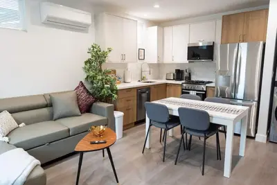 Image de New 1-Bedroom Home Built In 2022 Located In The Awesome Noho Arts District Area  (p54)