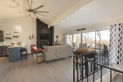 Image de New! ♦ Fun & Modern Lake Retreat ♦ Near Marina!