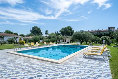 Villa \"La Palmera\" avec terrasse, piscine partagée & climatisation