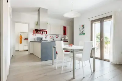 Beautiful design house at 10 mins from the beach