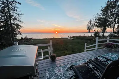 Image de Bayside Bungalow: Fresh Air, Blossoming Trees, and Lakefront Relaxation!
