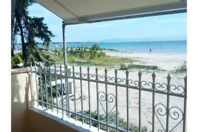 Sunrise beach studio. Οn the beach and 15 minutes from the airport