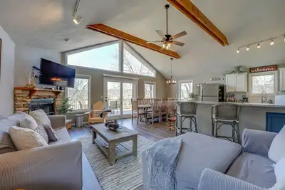 Image de Reeds Spring Retreat w\/ Lakeview Deck + Grill
