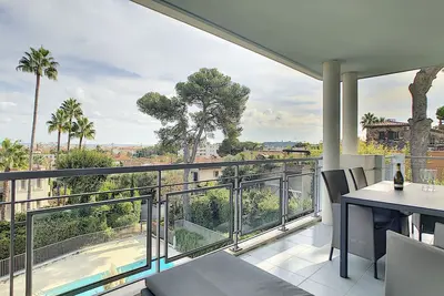 Image de Quatre pièces de grand standing avec piscine à Antibes