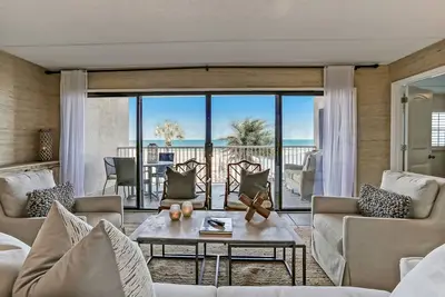 Image de Renovated & Beautiful! Enjoy the amazing views from this oceanfront condo with Fishing Pier!