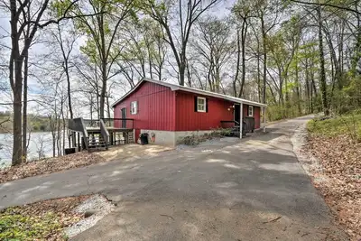 Image de Lakefront Lavonia Cottage w\/ 2-Story Dock!