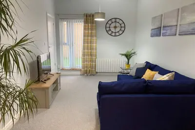 Image de Minutes from Beach. 2-4 people. Stylish Retreat with Private Parking & Patio.