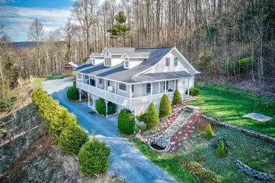 Image de Hilltop Hideaway - Newly Renovated Home on 30+ Acres, Minutes to Boone!