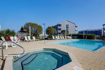 Image de Condo w/ walkway to beach!