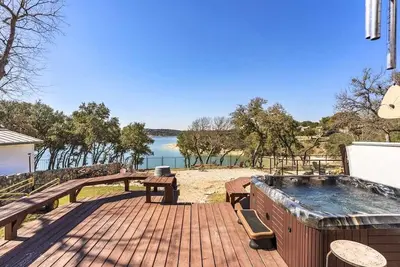 Image de Waterfront Oasis | Spa | Firepit | Outdoor Kitchen