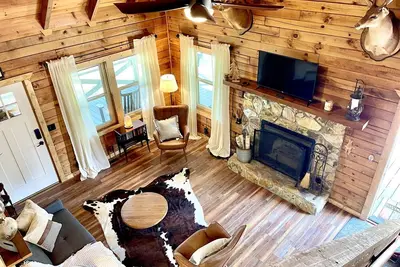 Image de Cherry Log - Modern Cabin w/Hot Tub & Wifi. Under 10 min. to downtown Blue Ridge