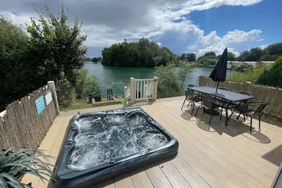Image de Luxury lakeside Caravan located at Tattershall Lakes an award winning park with hot tub, Fishing Peg