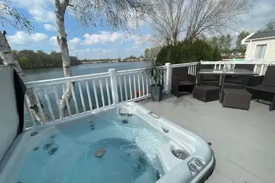 Image de Luxury lakeside Caravan on the award winning Tattershall Lakes with Hot Tub, private Fishing Peg