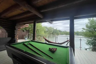 Image de Woodpecker two storey log cabin with a pizza oven, bbq, hot tub, pool table, fishing peg@tattershall