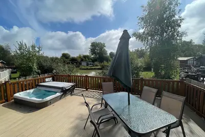 Image de luxury lakeside lodge with a sunken hot tub on bull rush a peaceful feature lake @Tattershall lakes