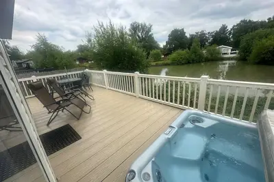 Image de Luxury lakeside lodge with sunken hot tub prime location on bull rush lake @tattershall lakes