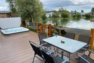 Image de The Indulgence Lakeside Lodge is prime location with private fishing peg, sunken hot tub on Osprey