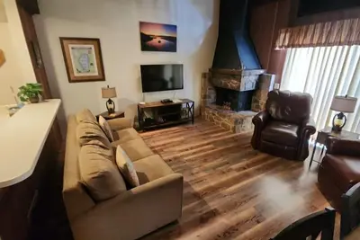 Image de Last Minute Only! Comfy Condo Close to NorthStar and Lake “The Happy Haven”