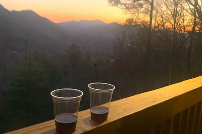 Image de A Perfect View! Dog Friendly Cabin at The Top of The Mountain!