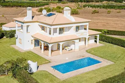Villa Mina - short walk to beach, golf and shops