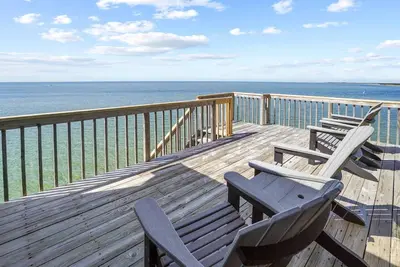 Image de Summer Savings - Soundfront Dog Friendly Home with Hot Tub & Windsurfing Access