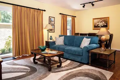 Image de 2-Br large private fenced courtyard-close to entrance & pool / hot tub