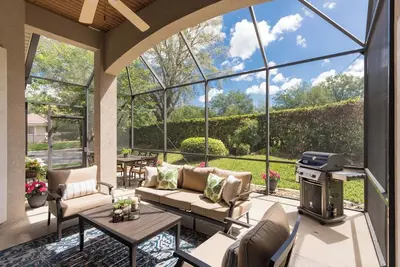 Image de Private home-Large screened lanai-Bbq- sleeps 8-easy walk to pool!
