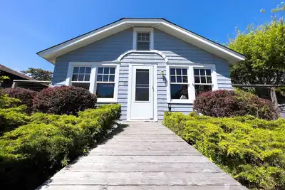 Image de Cozy Beach Bungalow-midway between beach and town