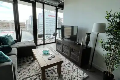 Image de 2 bed downtown sleeps 5 across jets arena king bed