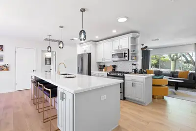 Image de Fully Renovated Home! Heated Pool Hot Tub 5 Min To Old Town