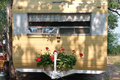 Image de Vintage Camper Trailer - lakeside site 1 hour from Minneapolis St. Paul\nGlamping