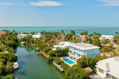 Image de P70 - Stunning 5 bed, 5 bath home with dockage and oversized private pool in. . .
