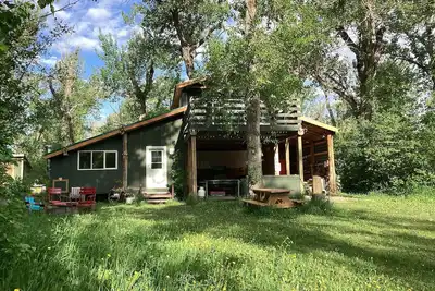 Image de Private 500 acre ranch riverside cabin and fishing Oldman River. Family and pets