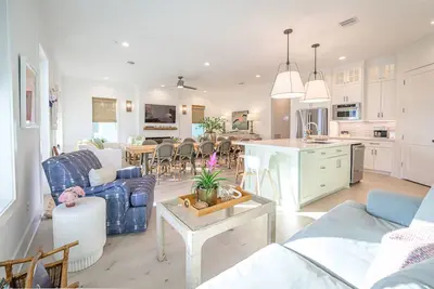 Perfect for Families & Groups/ Sleeps 14/ Large Table Seats 14/ + Full Amenities