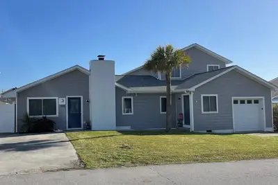 Image de Spacious Beach House w/ hot tub - Oceanside 2 1/2 blocks from the beach!