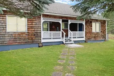 Image de Slainte - Cottage located near Downtown La Pointe with Screened-in Porch!