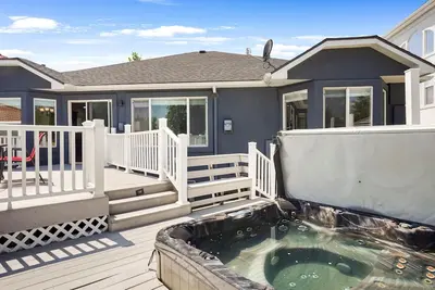 Image de ** Huge Luxurious Downtown Getaway! w\/Hot Tub **