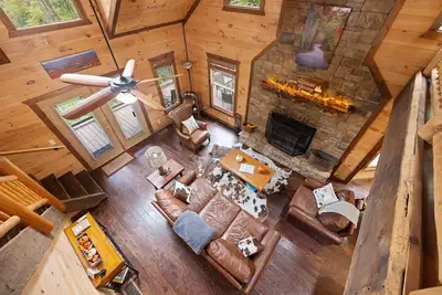 Image de Spring spec! 4bd Cabin. 2 Kings, 2 Queens, 2 Bunks. Game room, theatre, hot tub