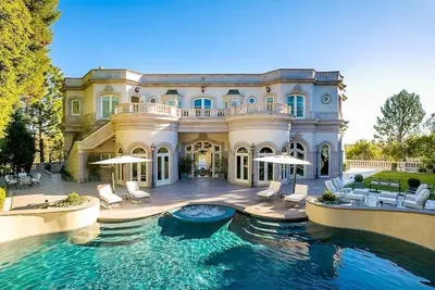 Image de This house is a 8 bedroom(s), 9 bathrooms, located in Beverly Hills, Ca.