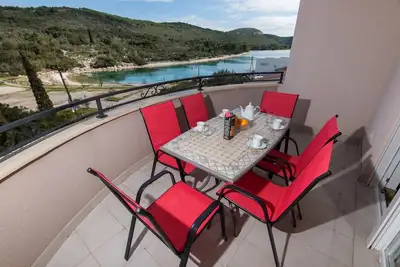 Image de Vidov- Sea side three bedroom apartment with balcony
