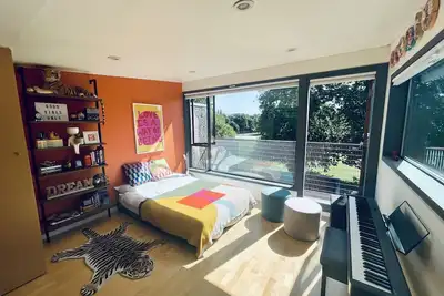 Image de Family-friendly 3-bedroom modern home w/hot tub on park & 15 min to downtown!